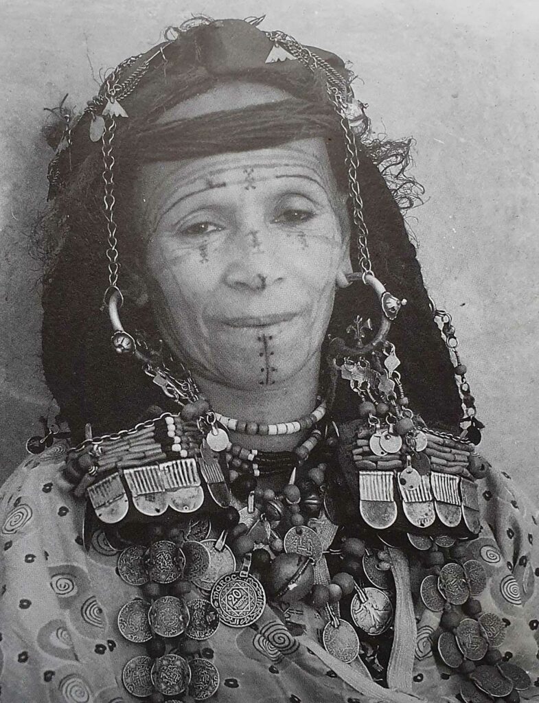 Woman from the Aït Seddrate community in the Drâa ValleySource : Coiffures féminines du Maroc – Edisud
