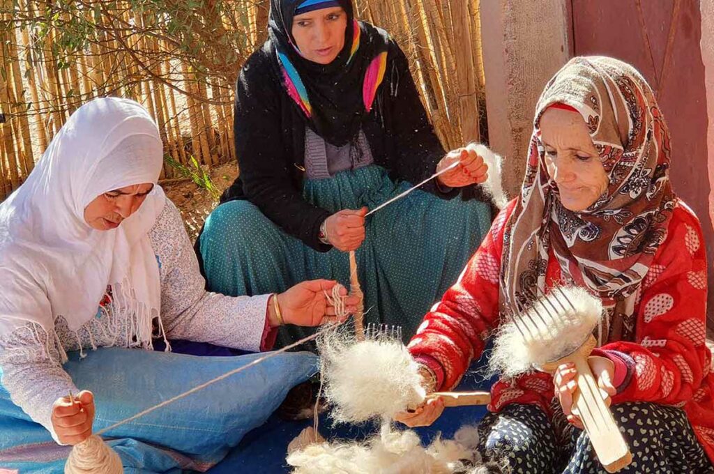 Iznaguen women working wool in the traditional way