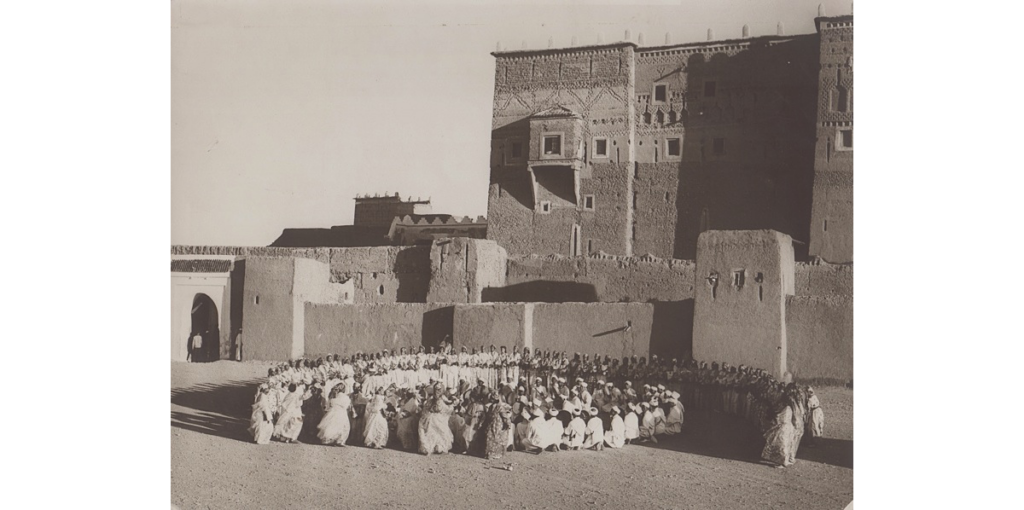 Ahwach in front of the Taourirte kasbah - Source : www.ouarzazate-1928-1956.fr