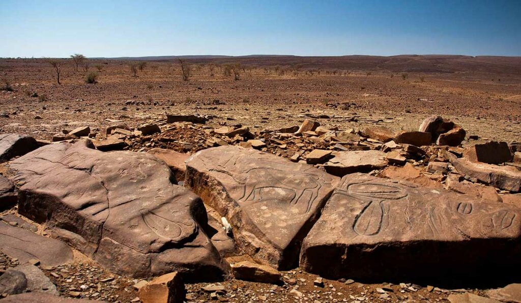 Desert landscapes around rock paintings